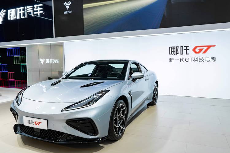 佛山304哪吒汽车在智能汽车领域的表现，领途汽车在新能源汽车市场中的影响力